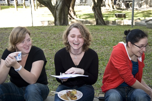 國際交流暨國際教育處舉辦「冬至吃湯圓聯誼會」，為遠道而來的異國同學，安排別出心裁的文化體驗，讓外籍生們留下永生難以忘懷的淡江留學記憶。