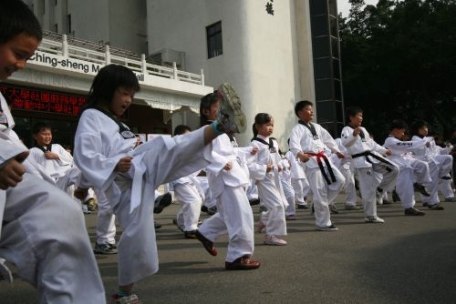 學生事務處舉辦本校社團服務學習研討會暨第3屆帶動中小學社團發展成果展，邀請大家「用手服務 用心體會 用愛成長 用力學習」。