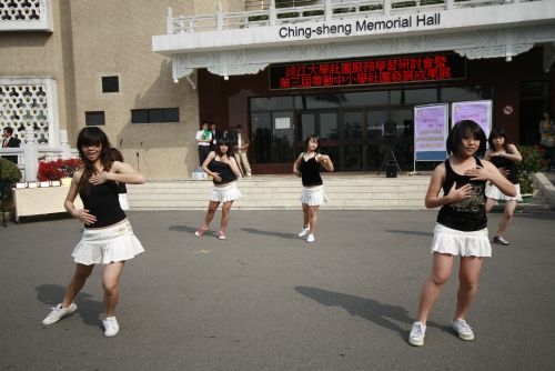 學生事務處舉辦本校社團服務學習研討會暨第3屆帶動中小學社團發展成果展，邀請大家「用手服務 用心體會 用愛成長 用力學習」。
