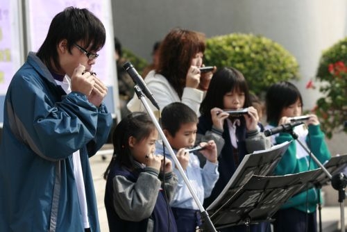 學生事務處舉辦本校社團服務學習研討會暨第3屆帶動中小學社團發展成果展，邀請大家「用手服務 用心體會 用愛成長 用力學習」。