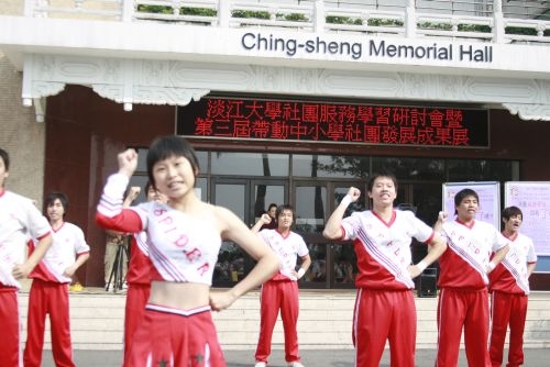 學生事務處舉辦本校社團服務學習研討會暨第3屆帶動中小學社團發展成果展，邀請大家「用手服務 用心體會 用愛成長 用力學習」。