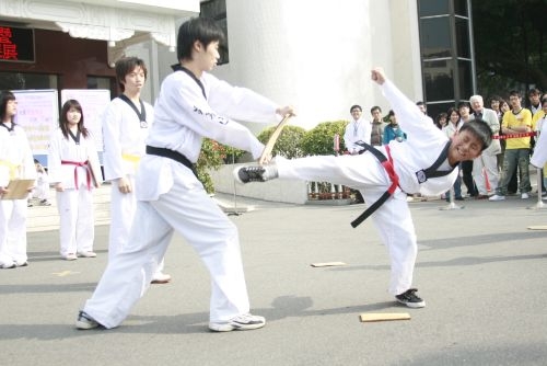 學生事務處舉辦本校社團服務學習研討會暨第3屆帶動中小學社團發展成果展，邀請大家「用手服務 用心體會 用愛成長 用力學習」。