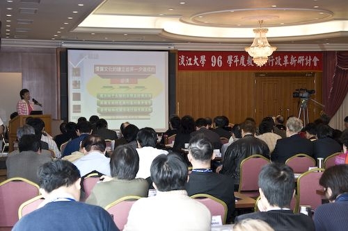 96學年度教學與行政革新研討會在覺生國際會議廳舉行，創辦人與校長共同主持開幕式。多年來研討會已成為本校傳統特色，建立全校共識並提供校務發展的策略與方法。