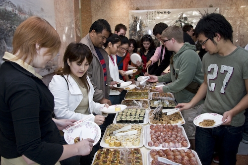 國際交流暨國際教育處舉辦「冬至吃湯圓聯誼會」，為遠道而來的異國同學，安排別出心裁的文化體驗，讓外籍生們留下永生難以忘懷的淡江留學記憶。