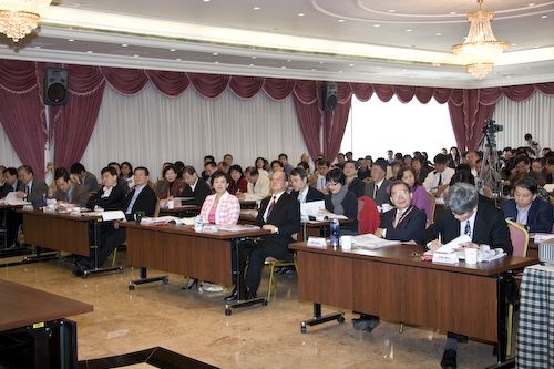 96學年度教學與行政革新研討會在覺生國際會議廳舉行，創辦人與校長共同主持開幕式。多年來研討會已成為本校傳統特色，建立全校共識並提供校務發展的策略與方法。