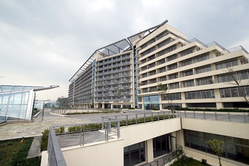 本校蘭陽校園因綠化量、基地保水、日常節能等9項完善的校園環境建置，獲得綠建築標章證書，蘭陽校園林志鴻主任代表學校領獎。