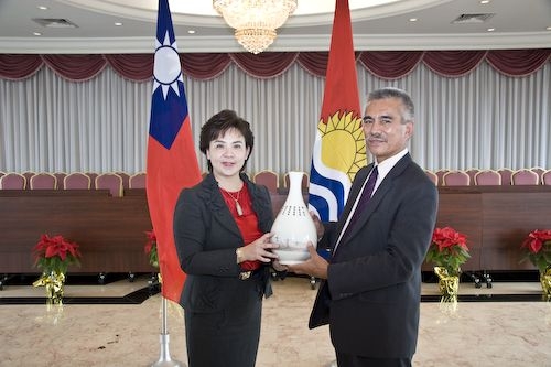 吉里巴斯共和國總統湯安諾閣下一行蒞臨本校訪問，受到本校張創辦人與張校長及師生熱烈歡迎，為台灣的外交史增添一頁美好的紀錄。