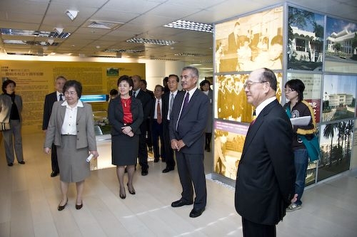 吉里巴斯共和國總統湯安諾閣下一行蒞臨本校訪問，受到本校張創辦人與張校長及師生熱烈歡迎，為台灣的外交史增添一頁美好的紀錄。