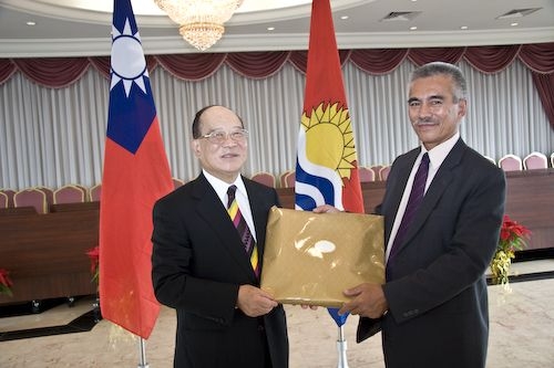 吉里巴斯共和國總統湯安諾閣下一行蒞臨本校訪問，受到本校張創辦人與張校長及師生熱烈歡迎，為台灣的外交史增添一頁美好的紀錄。