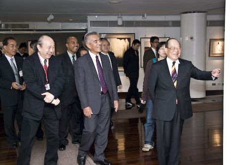 吉里巴斯共和國總統湯安諾閣下一行蒞臨本校訪問，受到本校張創辦人與張校長及師生熱烈歡迎，為台灣的外交史增添一頁美好的紀錄。