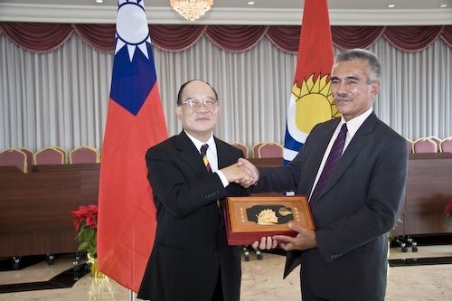 吉里巴斯共和國總統湯安諾閣下一行蒞臨本校訪問，受到本校張創辦人與張校長及師生熱烈歡迎，為台灣的外交史增添一頁美好的紀錄。