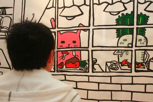 學生社團美術社舉辦「夢遊」畫展，以裝置藝術增添許多立體感，吸引觀賞者的目光。