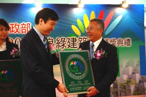 本校蘭陽校園因綠化量、基地保水、日常節能等9項完善的校園環境建置，獲得綠建築標章證書，蘭陽校園林志鴻主任代表學校領獎。