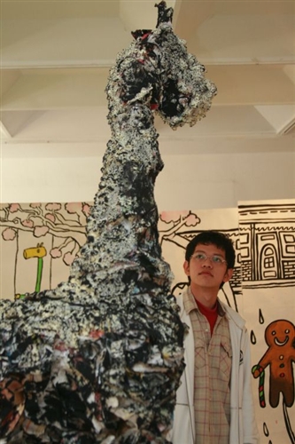 學生社團美術社舉辦「夢遊」畫展，以裝置藝術增添許多立體感，吸引觀賞者的目光。