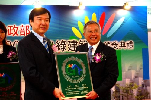 本校蘭陽校園因綠化量、基地保水、日常節能等9項完善的校園環境建置，獲得綠建築標章證書，蘭陽校園林志鴻主任代表學校領獎。