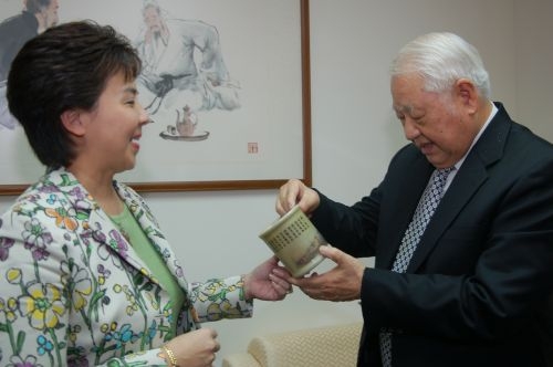 寫詩、譯詩、教詩、編詩歷經四十餘年，著作甚豐的本校校友洛夫先生，應張創辦人邀請回母校發表「感受詩歌之美」專題演講，與英文系、中文系教授對話及現場揮毫。