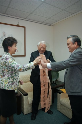 寫詩、譯詩、教詩、編詩歷經四十餘年，著作甚豐的本校校友洛夫先生，應張創辦人邀請回母校發表「感受詩歌之美」專題演講，與英文系、中文系教授對話及現場揮毫。