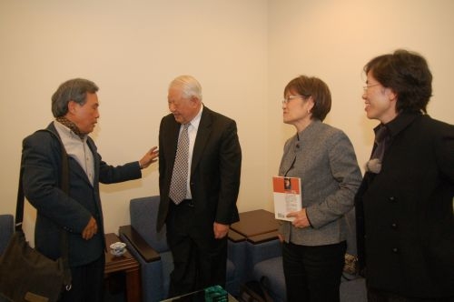 寫詩、譯詩、教詩、編詩歷經四十餘年，著作甚豐的本校校友洛夫先生，應張創辦人邀請回母校發表「感受詩歌之美」專題演講，與英文系、中文系教授對話及現場揮毫。