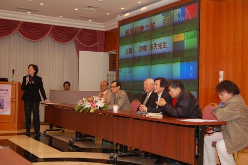 寫詩、譯詩、教詩、編詩歷經四十餘年，著作甚豐的本校校友洛夫先生，應張創辦人邀請回母校發表「感受詩歌之美」專題演講，與英文系、中文系教授對話及現場揮毫。