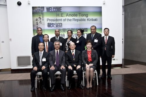 吉里巴斯共和國總統湯安諾閣下一行蒞臨本校訪問，受到本校張創辦人與張校長及師生熱烈歡迎，為台灣的外交史增添一頁美好的紀錄。