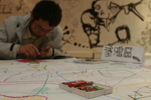 學生社團美術社舉辦「夢遊」畫展，以裝置藝術增添許多立體感，吸引觀賞者的目光。