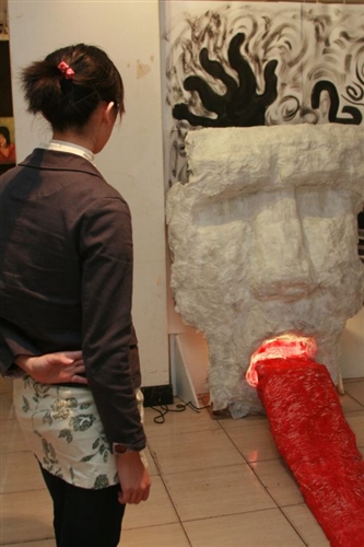 學生社團美術社舉辦「夢遊」畫展，以裝置藝術增添許多立體感，吸引觀賞者的目光。