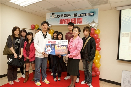 「donO當我們同在一起」團體相簿競賽頒獎典禮，邀請donO.tw平台的重要推手張家宜校長擔任頒獎人，頒發一至五名、創意獎項，以鼓勵積極參與此活動的團體。