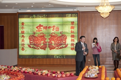 本校己丑年新春團拜茶會於2月9日（星期一）上午10時在淡水校園覺生國際會議廳舉行，團拜活動由校長張家宜主持。祝賀全體同仁在新的一年好運「多如牛毛」，並祝福校運「牛氣沖天」。