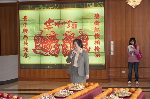 本校己丑年新春團拜茶會於2月9日（星期一）上午10時在淡水校園覺生國際會議廳舉行，團拜活動由校長張家宜主持。祝賀全體同仁在新的一年好運「多如牛毛」，並祝福校運「牛氣沖天」。