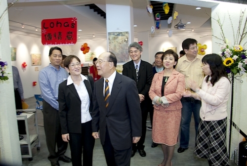 創辦人張建邦、校長張家宜親臨主持黑天鵝展示廳揭幕暨開展儀式，淡水鎮鎮長蔡葉偉、鄧公國小校長李永霑共同見證這歷史性的一刻。創辦人期望淡江人在不確定的已知，來探索不確定的未知，並從中能獲得啟發，找到正面的黑天鵝。