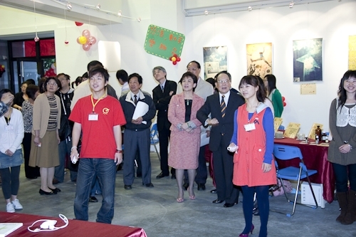 創辦人張建邦、校長張家宜親臨主持黑天鵝展示廳揭幕暨開展儀式，淡水鎮鎮長蔡葉偉、鄧公國小校長李永霑共同見證這歷史性的一刻。創辦人期望淡江人在不確定的已知，來探索不確定的未知，並從中能獲得啟發，找到正面的黑天鵝。