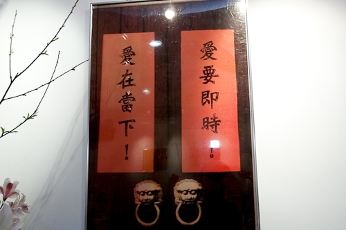 創辦人張建邦、校長張家宜親臨主持黑天鵝展示廳揭幕暨開展儀式，淡水鎮鎮長蔡葉偉、鄧公國小校長李永霑共同見證這歷史性的一刻。創辦人期望淡江人在不確定的已知，來探索不確定的未知，並從中能獲得啟發，找到正面的黑天鵝。