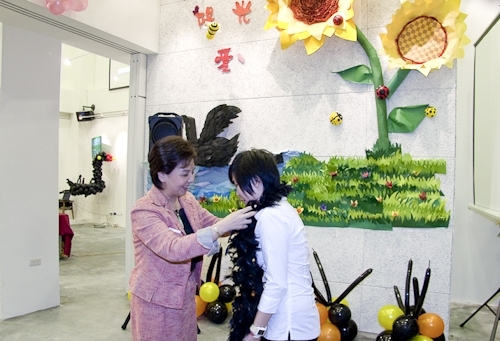 創辦人張建邦、校長張家宜親臨主持黑天鵝展示廳揭幕暨開展儀式，淡水鎮鎮長蔡葉偉、鄧公國小校長李永霑共同見證這歷史性的一刻。創辦人期望淡江人在不確定的已知，來探索不確定的未知，並從中能獲得啟發，找到正面的黑天鵝。