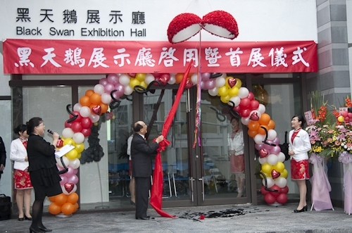 創辦人張建邦、校長張家宜親臨主持黑天鵝展示廳揭幕暨開展儀式，淡水鎮鎮長蔡葉偉、鄧公國小校長李永霑共同見證這歷史性的一刻。創辦人期望淡江人在不確定的已知，來探索不確定的未知，並從中能獲得啟發，找到正面的黑天鵝。