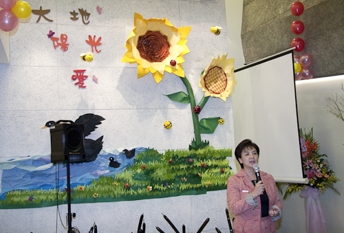 創辦人張建邦、校長張家宜親臨主持黑天鵝展示廳揭幕暨開展儀式，淡水鎮鎮長蔡葉偉、鄧公國小校長李永霑共同見證這歷史性的一刻。創辦人期望淡江人在不確定的已知，來探索不確定的未知，並從中能獲得啟發，找到正面的黑天鵝。