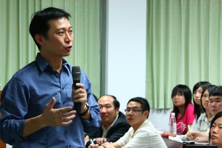 張家宜校長發起本校「學生家庭非自願性失業助學專案」捐助一日所得活動，呼籲全體教職員工踴躍響應，並鼓勵同學正面迎向困難，經濟如遇到問題，請勇於向學校求助。