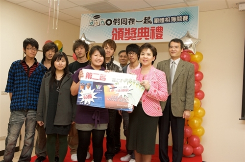 「donO當我們同在一起」團體相簿競賽頒獎典禮，邀請donO.tw平台的重要推手張家宜校長擔任頒獎人，頒發一至五名、創意獎項，以鼓勵積極參與此活動的團體。