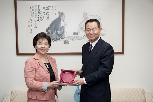 本校校長張家宜會見國防大學中將副校長李翔宙等人，該校一行35人參訪本校，汲取本校教師成長、學生學習、校園e化環境及英語環境建置等校務發展，兩校並做系所及校務評鑑經驗交流。