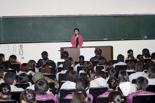張家宜校長發起本校「學生家庭非自願性失業助學專案」捐助一日所得活動，呼籲全體教職員工踴躍響應，並鼓勵同學正面迎向困難，經濟如遇到問題，請勇於向學校求助。