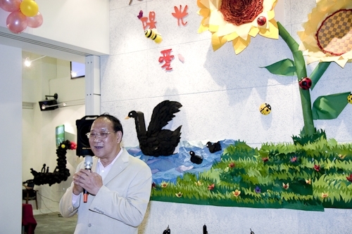 創辦人張建邦、校長張家宜親臨主持黑天鵝展示廳揭幕暨開展儀式，淡水鎮鎮長蔡葉偉、鄧公國小校長李永霑共同見證這歷史性的一刻。創辦人期望淡江人在不確定的已知，來探索不確定的未知，並從中能獲得啟發，找到正面的黑天鵝。