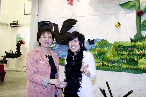 創辦人張建邦、校長張家宜親臨主持黑天鵝展示廳揭幕暨開展儀式，淡水鎮鎮長蔡葉偉、鄧公國小校長李永霑共同見證這歷史性的一刻。創辦人期望淡江人在不確定的已知，來探索不確定的未知，並從中能獲得啟發，找到正面的黑天鵝。