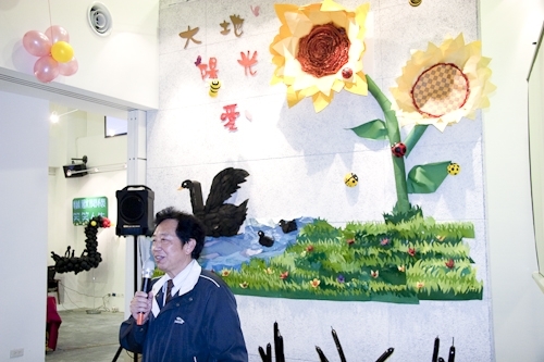 創辦人張建邦、校長張家宜親臨主持黑天鵝展示廳揭幕暨開展儀式，淡水鎮鎮長蔡葉偉、鄧公國小校長李永霑共同見證這歷史性的一刻。創辦人期望淡江人在不確定的已知，來探索不確定的未知，並從中能獲得啟發，找到正面的黑天鵝。