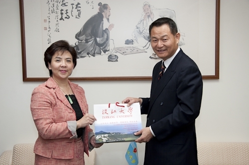 本校校長張家宜會見國防大學中將副校長李翔宙等人，該校一行35人參訪本校，汲取本校教師成長、學生學習、校園e化環境及英語環境建置等校務發展，兩校並做系所及校務評鑑經驗交流。