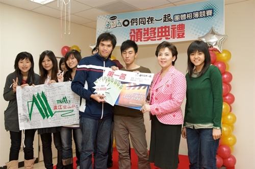 「donO當我們同在一起」團體相簿競賽頒獎典禮，邀請donO.tw平台的重要推手張家宜校長擔任頒獎人，頒發一至五名、創意獎項，以鼓勵積極參與此活動的團體。