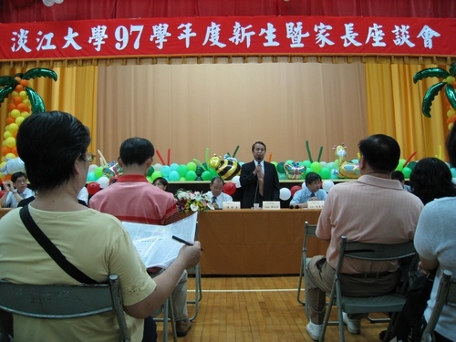 為使新生和家長及早瞭解學校特色與未來的學習、生活環境，本校校友服務暨資源發展處於8月中在全台各縣市（包括金門、澎湖）舉辦共10場新生暨家長座談會，協助將在五虎崗上求學、開創青春歲月的新生踏出成功的第一步。