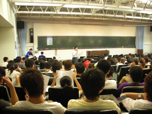 「淡海同舟」--97學年度社團負責人研習會在淡水校園舉行，對社團負責人的領導、專業技能、人際關係等納入研習會的課程，俾利社團負責人日後能影響其社員，使同學在活動中學習團隊合作、解決問題的能力，以培育企業期待的全方位人才。