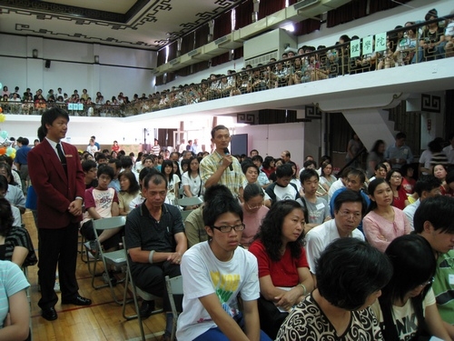 為使新生和家長及早瞭解學校特色與未來的學習、生活環境，本校校友服務暨資源發展處於8月中在全台各縣市（包括金門、澎湖）舉辦共10場新生暨家長座談會，協助將在五虎崗上求學、開創青春歲月的新生踏出成功的第一步。