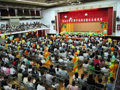 為使新生和家長及早瞭解學校特色與未來的學習、生活環境，本校校友服務暨資源發展處於8月中在全台各縣市（包括金門、澎湖）舉辦共10場新生暨家長座談會，協助將在五虎崗上求學、開創青春歲月的新生踏出成功的第一步。