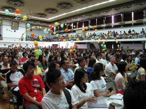 為使新生和家長及早瞭解學校特色與未來的學習、生活環境，本校校友服務暨資源發展處於8月中在全台各縣市（包括金門、澎湖）舉辦共10場新生暨家長座談會，協助將在五虎崗上求學、開創青春歲月的新生踏出成功的第一步。