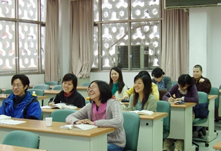 本校開放數位學習碩士在職專班及大學部遠距教學課程給目前非自願性失業或暫休無薪假者免費隨班附讀，讓他們充實專業知能，在人生改變中尋找轉機，重新啟航。